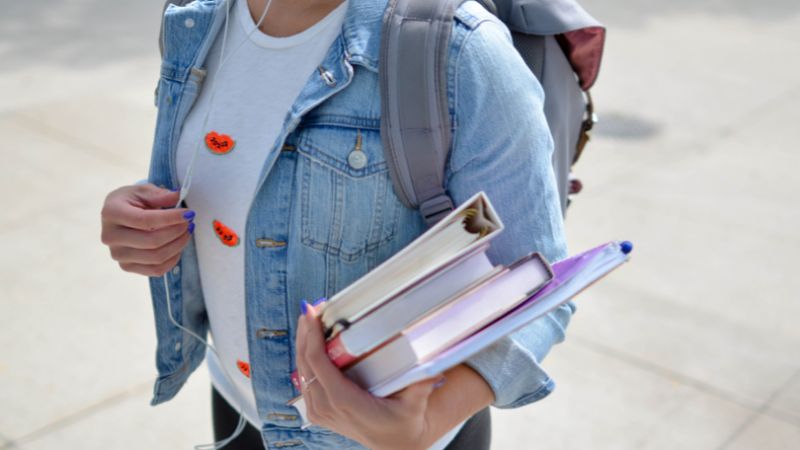 Studentin mit Büchern im Arm