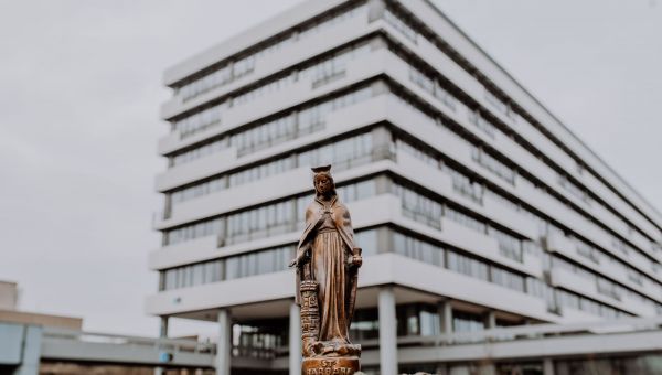 Heilige Barbara vor dem IA Gebäude