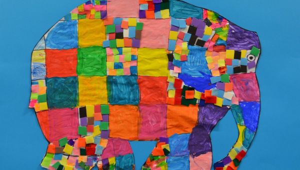 Gemalter Elefant aus bunten Kacheln vor blauem Hintergrund